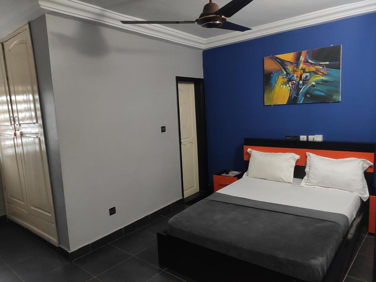 Royal Blue Guest House & Bar Lome Bagian luar foto