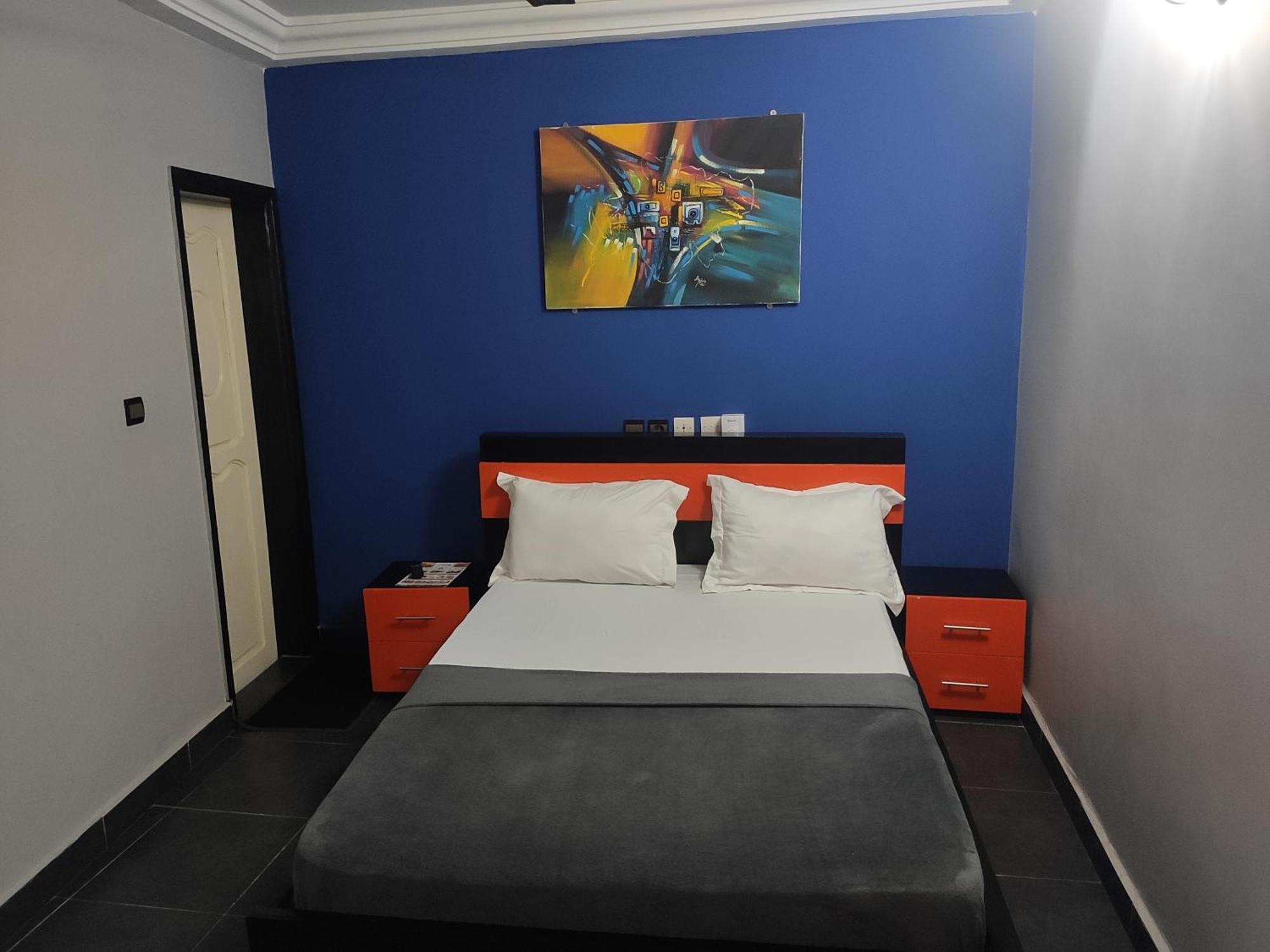 Royal Blue Guest House & Bar Lome Bagian luar foto