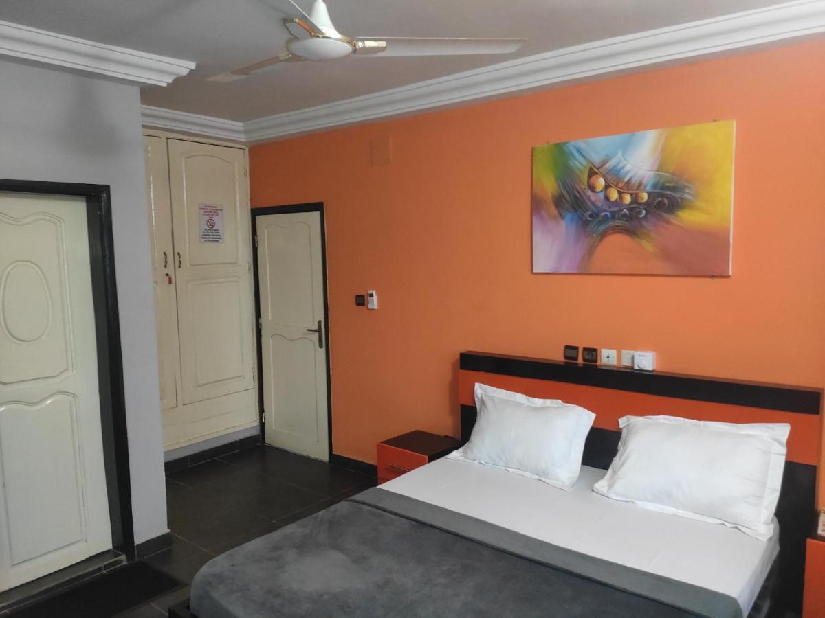Royal Blue Guest House & Bar Lome Bagian luar foto