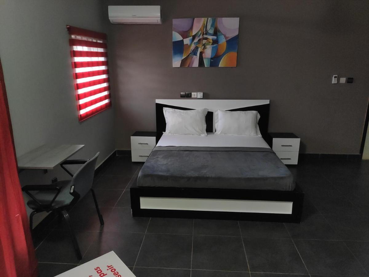 Royal Blue Guest House & Bar Lome Bagian luar foto